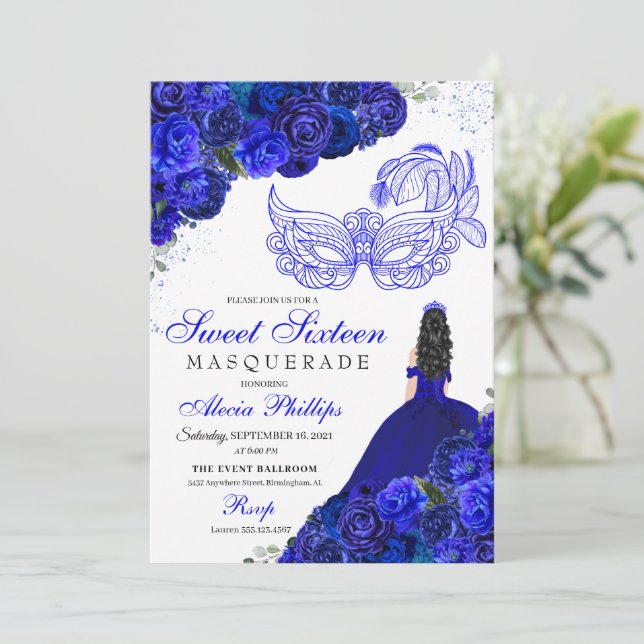 Royal Blue Floral Masquerade Sweet 16 Einladung (Stehend Vorderseite)