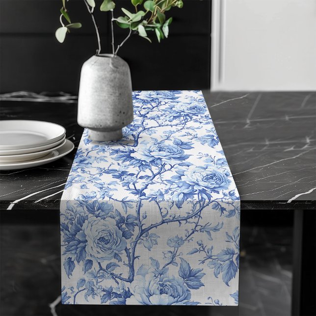 Royal Blue French Toile Roses Floral Table Runner Großer Tischläufer (Royal Blue French Toile Roses Floral Table Runner)