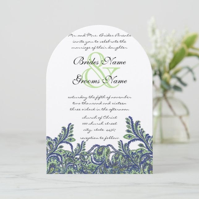 Royal Blue Green Feathery Paisley Peacock Wedding Einladung (Stehend Vorderseite)
