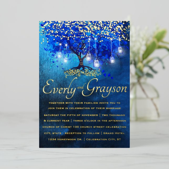 Royal Blue Heart Leaf Tree Gold Wedding Folieneinladung (Stehend vorne)
