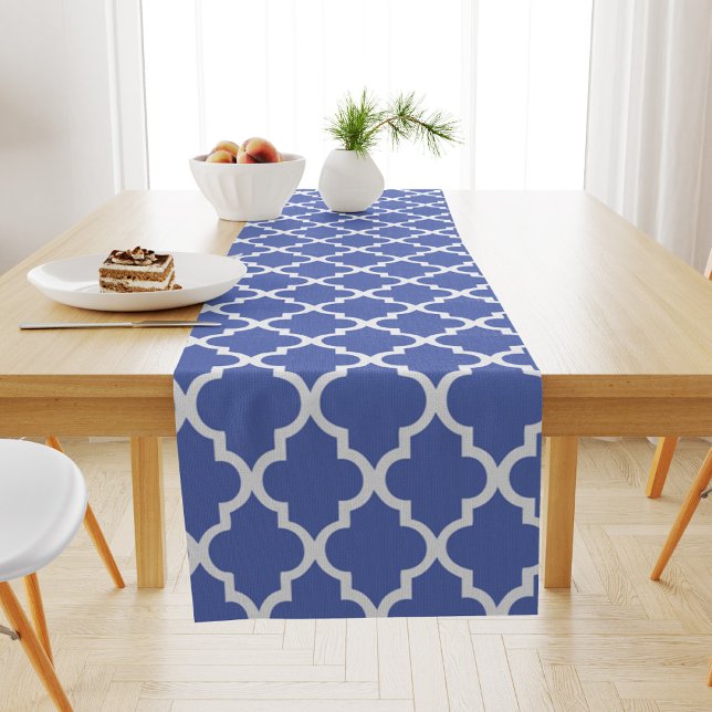 Royal Blue Quatrefoil Tiles Pattern Kurzer Tischläufer (Von Creator hochgeladen)