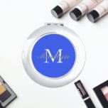 Royal Blue Stylized Wedding Bridesmaid Monogram Taschenspiegel<br><div class="desc">Ein personalisierter Kompaktspiegel für Ihre Hochzeitsjubiläumsjacke oder Ihre Trauzeugin,  deren Initial und Name auf einem trendigen,  königsblauen Hintergrund stilisiert ist. Bearbeiten,  um Initial und Namen zu ersetzen. Wählen Sie Ihren kompakten Spiegelstil aus. Erhältlich in vielen beliebten Hochzeitsfarben.</div>