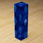 Royal Blue und Silver Weinbox<br><div class="desc">Elegante Imitate verzieren königsblaue Weinkiste mit Akzenten von Silber,  um die unten stehende Kollektion zu ergänzen.</div>
