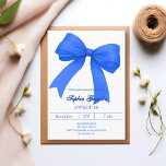 Royal Blue White Bogen SWEET 16 Einladung<br><div class="desc">Weiß,  mit einem großen königsblauen Bogen dekoriert. Personalisieren und fügen Sie einen Namen und Party-Details hinzu.</div>