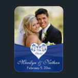 Royal Blue White Floral Heart Wedding Foto Magnet<br><div class="desc">Diese 3x4 oder 4x5 Zoll große königsblaue und weiße florale flexible Gastgeschenk Hochzeit danke Ihnen Foto Magnet hat ein PRINTED Band mit einem weißen und blauen Herz, dass die Hochzeitseinladung unten gezeigt. ***BITTE BEACHTEN SIE, dass, wenn Sie den Schriftart oder die Größe des Schriftartes ändern, dies die Druckweise Ihres Magneten...</div>