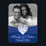 Royal Blue White Floral Heart Wedding Foto Magnet<br><div class="desc">Diese 3x4 oder 4x5 Zoll große Hochzeit in königsblauer und weißer Blütenpracht speichert das Datum Foto Magnet hat ein PRINTED Band mit einem weißen und blauen Herz, das der Hochzeitseinladung folgt unten gezeigt. ***BITTE BEACHTEN SIE, dass, wenn Sie den Schriftart oder die Größe des Schriftartes ändern, dies die Druckweise Ihres...</div>