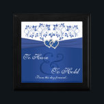 Royal Blue, White Floral Josed Hearts Trinket Box Geschenkbox<br><div class="desc">Diese typisch königsblaue und weiße Blütenschmuck-Geschenkboxen hat ein PRINTED RIBBON mit einem Paar von PRINTED IMITAT Glitzer und Diamant-Juwel verbunden Herzen auf ihm, dass die Hochzeitseinladung unten gezeigt. Der Text "Zu haben und von diesem Tag nach vorn zu halten" ist vollständig anpassbar. Sie können auch eine größere Größe auswählen. Das...</div>