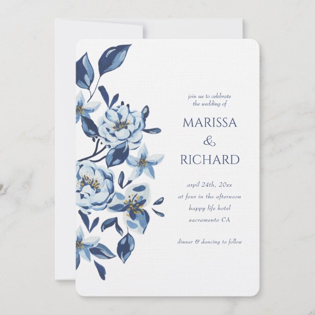 Royal Blue White Floral Monogram Wedding Einladung (Vorderseite)