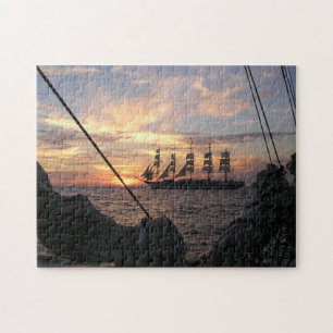 Royal Clipper zeichnet sich gegen den Sonnenunterg