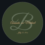 Royal Dark Green Blätter Gold Frame Wedding Runder Aufkleber<br><div class="desc">Ich hoffe,  Sie genießen diese großartigen,  klassischen Round Stickers mit diesem Royal Dunkel Grün Hintergrund,  Monogramm und Braut & Bräuche Namen auf ihnen. Sie können ALLE PERSÖNLICHEN INFORMATIONEN auf den Aufklebern ändern,  um Ihre Bedürfnisse zu erfüllen. Genießen Sie https://www.zazzle.com/store/dazzlingpaperitems</div>