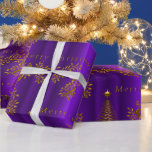 Royal Lila and Gold Christmas Wrapping Paper Geschenkpapier<br><div class="desc">Fügen Sie Ihren Weihnachtsgeschenken eine Touch Luxus mit diesem eleganten Royal Lila und Gold Packpapier hinzu. Mit einem lila Hintergrund aus Metall mit goldenen Weihnachtsbäumen, Bändern, Heiligen und den Worten "Frohe Weihnachten" wird dieses Packpapier sicher dafür sorgen, dass Ihre Geschenke unter dem Baum auffallen. Das hochwertige Papier ist dick und...</div>