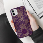 Royal Lila Gold Damask Monogram Case-Mate iPhone Hülle<br><div class="desc">Königliche Imitate goldenes Dämpfermuster auf einem lila Hintergrund. Zögern Sie nicht,  uns zu kontaktieren,  wenn Sie spezielle Wünsche für Farbkombinationen oder Schriften haben. Karo in unserem Shop für weitere Artikel aus dieser Kollektion.</div>