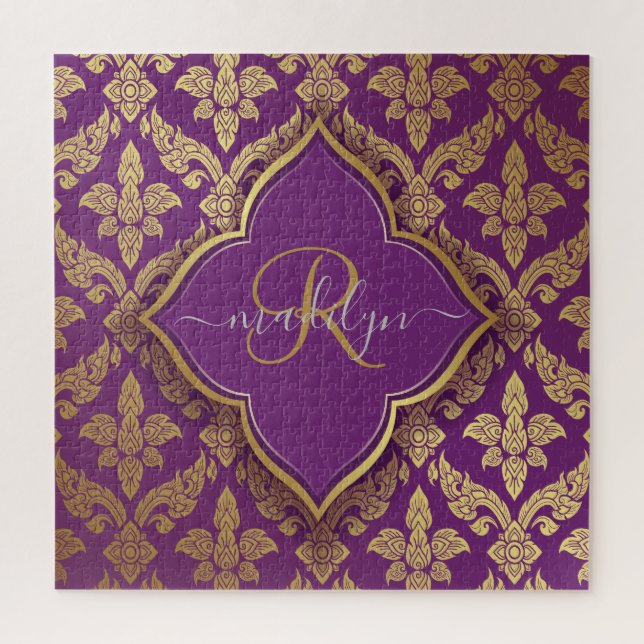 Royal Lila Gold Damask Muster Fleur Monogram (Vertikal)