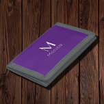 Royal lila - personalisiert trifold geldbörse<br><div class="desc">Dreifache Brieftasche mit königlich lila,  solidem Hintergrund und weißen Schriftart .Einfaches und trendiges Design von Alma Wad .Personalisieren Sie es jetzt mit Ihrem Namen und Monogramm ..</div>