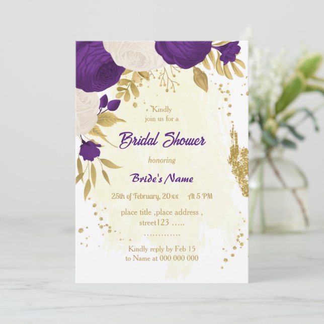 Royal lila weiße Blume Gold Brautparty Einladung (Stehend Vorderseite)