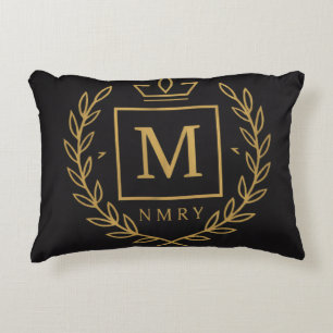 "Royal NMKY-Emblem – Monogramm M-Wappen-Design" Dekokissen