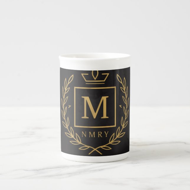 "Royal NMKY-Emblem – Monogramm-M-Wappen-Design" Prozellantasse (Vorderseite)