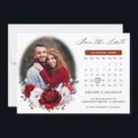 Royal Red White Silver Metallic Foto Calendar Save The Date<br><div class="desc">Eleganter roter,  silberner Themenkalender Save the Date mit elegantem Bouquet aus königlichen Ruby-Rot,  Krimson,  Silber,  Blume in weißer Rose und Eukalyptus-Blätter. Bitte kontaktieren Sie mich für Hilfe bei der Anpassung oder wenn Sie ein anderes Produkt mit diesem Design benötigen.</div>