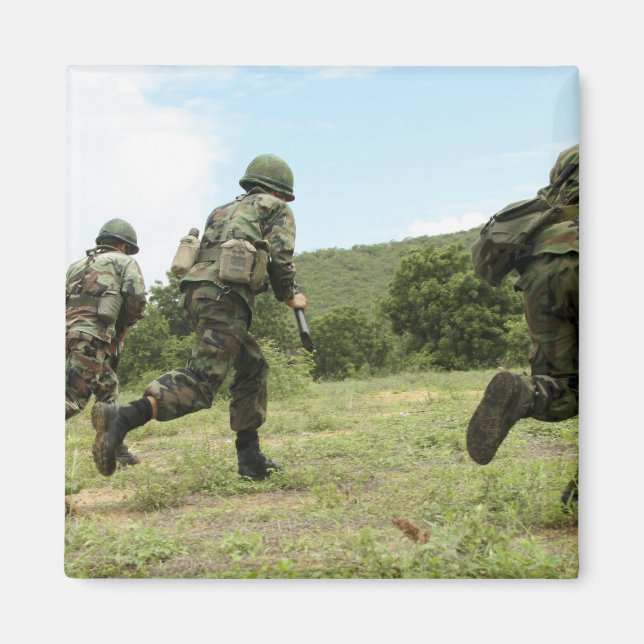 Royal Thai Marines eilt voran Magnet (Vorne)