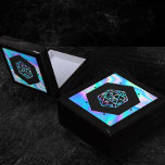 RPG Dice | Holo Fantasy Retro Tabletop PnP Gamer Erinnerungskiste<br><div class="desc">Es ist immer GAME ON so wählen Sie Ihre Waffe und Rolle Initiative... Ein neuartiges GEEK CHIC Gamer Hochzeit/Party Thema perfekt für jeden alten Schultisch RPG Stift/Stift und Papier (PnP) Fantasy-Rollenspieler mit einer 20-seitigen Dundle-Polyhedral Würfel mit einer natürlichen 20 Rolle für den roleplay magischen Zauberer Dragons oder Dungeon Master (DM/GM)...</div>
