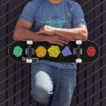 RPG Gaming Dice, Board, Fantasy Games Personalisie Skateboard<br><div class="desc">Dieses Skateboard bietet farbenfrohe Illustrationen von Würfeln im Fantasy-Stil mit 4-seitigen,  12-seitigen und 20-seitigen Würfeln. Unter der Grafik befindet sich ein Ort,  um einen Namen oder einen anderen benutzerdefinierten Text hinzuzufügen. Ideal für Fans verschiedener RPG-Spiele und Brettspiele.</div>