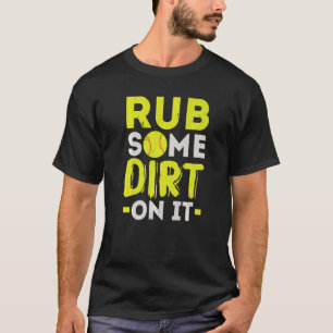 Rub dir etwas Schmutz auf dem Softball Player Pitc T-Shirt