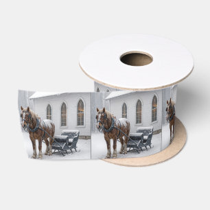 Ruban En Satin Cheval Attelé à un Traîneau Près d'une Chapelle