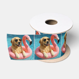 Ruban En Satin Golden Retriever flottant sur un jouet de piscine