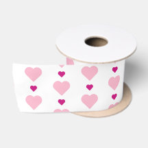 Petits et grands coeurs roses sur blanc