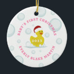 Rubber Duck Baby's First Christmas Bubbles Pink Keramik Ornament<br><div class="desc">Illustration eines Spielzeugs aus gelbem Gummidraht mit einer Weihnachtsmannmütze,  umgeben von Blasen. Personalisieren Sie Ihre persönlichen Daten mit dem Namen und dem Jahr des Babys.</div>