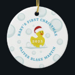 Rubber Duck Baby's First Christmas Foto Blue Keramik Ornament<br><div class="desc">Illustration eines Spielzeugs aus gelbem Gummidraht mit einer Weihnachtsmannmütze,  umgeben von Blasen. Personalisieren Sie Ihre persönlichen Daten mit dem Namen und dem Jahr des Babys. Personalisieren Sie das Foto auf der Rückseite.</div>