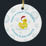 Rubber Duck Baby's First Christmas Foto Blue Keramik Ornament<br><div class="desc">Illustration eines Spielzeugs aus gelbem Gummidraht mit einer Weihnachtsmannmütze,  umgeben von Blasen. Personalisieren Sie Ihre persönlichen Daten mit dem Namen und dem Jahr des Babys. Personalisieren Sie das Foto auf der Rückseite.</div>