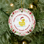 Rubber Duck Baby's First Christmas Keramik Ornament<br><div class="desc">Illustration eines Spielzeugs aus gelber Gummiente,  das eine Weihnachtsmannmütze trägt,  umgeben von Bläschen mit roter und grüner Wasserfarbe und rotem Text. Personalisieren Sie Ihre persönlichen Daten mit dem Namen und dem Jahr des Babys.</div>
