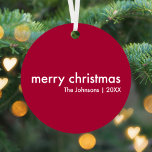 Ruby Red Christmas | Burgund Modernes Minimalistis Ornament Aus Metall<br><div class="desc">Einfache,  stilvolle "fröhliche Weihnachten" zitieren Weihnachtsbaumschmuck mit moderner Typografie in Weiß auf tiefweinrotem Hintergrund in einem minimalistischen skandinavischen Stil. Die Dekoration kann leicht personalisiert werden mit Ihrem eigenen Urlaubsgruß,  Familiennamen und Jahr,  um einen wirklich maßgeschneiderten Weihnachtsschmuck für die festliche Saison zu machen!</div>
