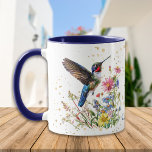 Ruby Throated Hummingbird Spring Flowers Tasse<br><div class="desc">Dieser hübsche,  personalisierte Schlamm weist einen farbenfrohen Ruby-gewirbelten Kolibris auf,  der sich über einem Häuschen von Frühlingsblumen erhebt. Das Bild wird zweimal auf der Tasse gedruckt,  mit Ihrem Namen oder einem anderen Text dazwischen. Alles wird auf einem goldenen Konfetti-Spritzer-Hintergrund platziert.</div>