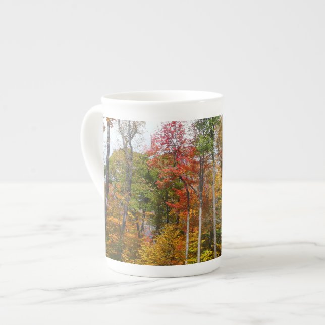 Rückgang der waldfarbenen Herbstfotografie Prozellantasse (Vorderseite Links)