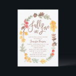 Rückgang des Brautparty in der Liebe Herbst Einladung<br><div class="desc">Moderne Herbstdusche,  gerahmt durch unseren exklusiven handbemalten Wasserfarbkranz mit Herbstmotiv. Im Text steht "Fall in Liebe" in der Schrift Schrift Schrift mit handgeschriebenen Schriftzeichen. Das Modell wird mit einem passenden Muster auf der Rückseite für eine besondere Touch geliefert.</div>