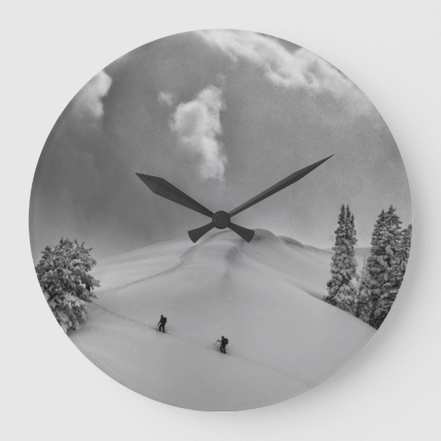 Rückland-Skitonnen in frischem Pulver Große Wanduhr (Vorderseite)