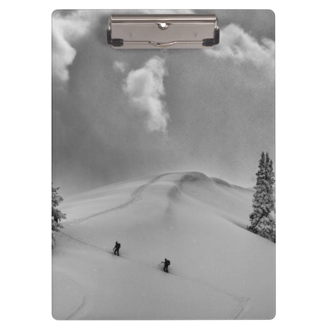 Rückland-Skitonnen in frischem Pulver Klemmbrett (Vorderseite)