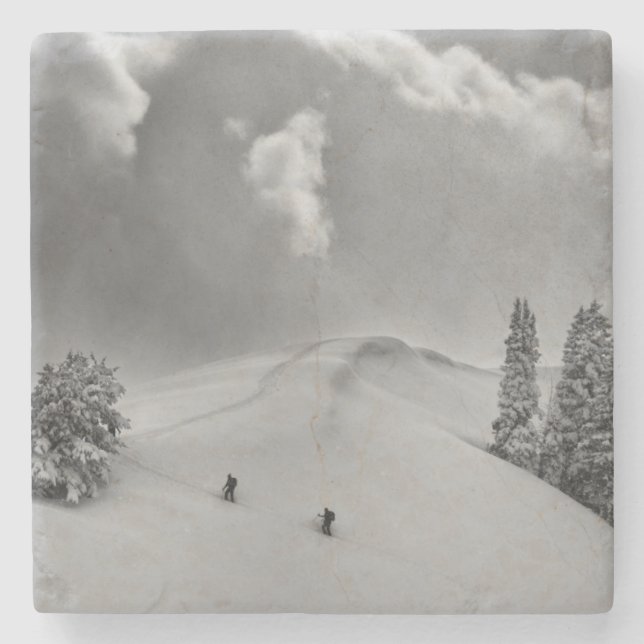 Rückland-Skitonnen in frischem Pulver Steinuntersetzer (Vorderseite)
