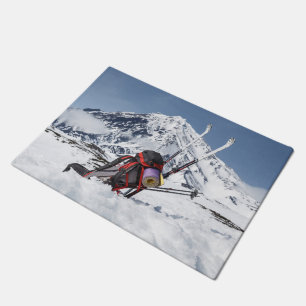 Rucksack und Skis auf Schnee auf Hintergrundvulkan Fußmatte