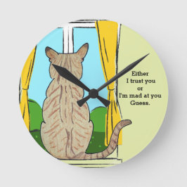 Rückseite von Katzenvertrauen oder verrückte runde Wanduhr