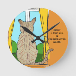 Rückseite von Katzenvertrauen oder verrückter rund Runde Wanduhr