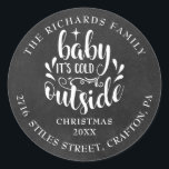 Rücksendeadresse Christmas Boho Chalkboard Runder Aufkleber<br><div class="desc">Feierliche Weihnachtsfeiertage Rücksendeadressen-Aufkleber für Sie,  um mit Ihrer eigenen Nachricht,  Jahr,  Familienname und Adresse Details auf einem Chalkboard-Hintergrund zu personalisieren. Entwickelt von Thisisnotme©</div>