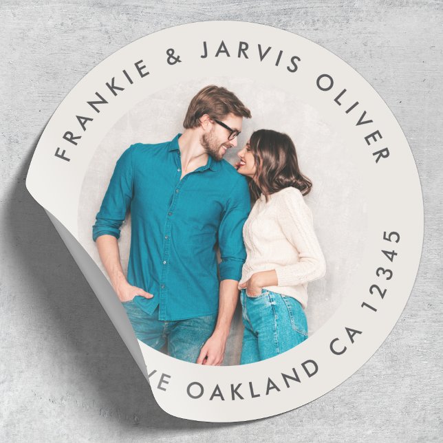 Rücksendeadresse Couple Foto Klassischer Rundaufkl Runder Aufkleber (Custom photo return address label by Guava - stylish, modern, and fully customizable)