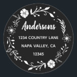 Rücksendeadresse für Schwarz-Weiß-Blumenkranz Runder Aufkleber<br><div class="desc">Dieser individuell gestaltbare Aufkleber mit einfacher Typografie,  moderner Kalligraphie und einem rustikalen Blumenkranz.</div>