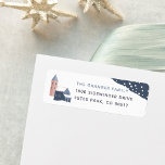 Rücksendeadresse für Snowy Village<br><div class="desc">Ein gemĂŒtliches RĂŒckkehradressen-Label-Design mit niedlichen Bindevibes und einer schneebedeckten Weihnachtsdörfsszene. Personalisieren Sie Ihre Daten mit Ihrem Familiennamen und Ihrer Adresse.</div>