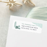 Rücksendeadresse für Snowy Village<br><div class="desc">Ein gemütliches Rückkehradressen-Label-Design mit niedlichen Bindevibes und einer schneebedeckten Weihnachtsdörfsszene. Personalisieren Sie Ihre Daten mit Ihrem Familiennamen und Ihrer Adresse.</div>