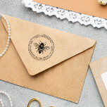 Rücksendeadresse für Vintage Honigbiene Permastempel<br><div class="desc">Dieses runde selbstfarbige Briefmarke-Design zeichnet sich durch eine Vintage Honigbiene aus,  deren Familienname und Rücksendeadresse sich um sie herum gekrümmt,  durch einen Kreis und eine gepunktete Linie gerahmt.</div>
