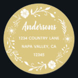 Rücksendeadresse von Gold und Weiß-Blumenreath Runder Aufkleber<br><div class="desc">Dieser individuell gestaltbare Aufkleber mit einfacher Typografie,  moderner Kalligraphie und einem rustikalen Blumenkranz.</div>